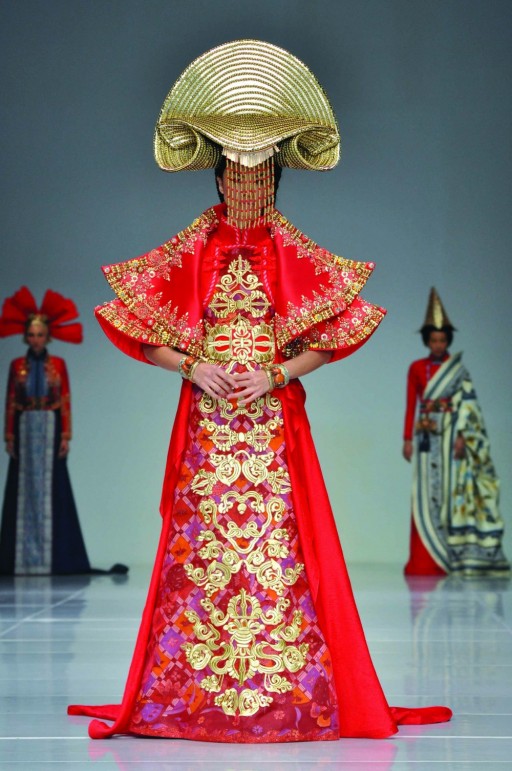 busana batik Danny Satriadi