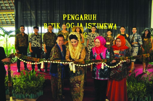 Walikota Tegal Siti Mashita Soeparno bersama Ketua Umum PPBI Sekar Jagad Larasati Suliantoro Sulaiman membuka pameran batik Tegal di Wisma Kagama UGM Yogyakarta.