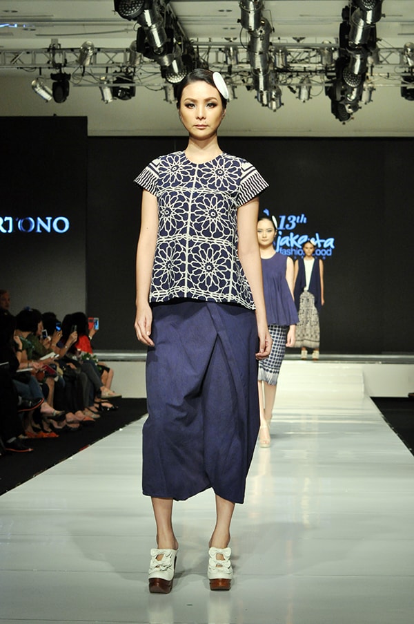 Batik Fashion - Model Baju Batik Indigo Ala Handy Hartono