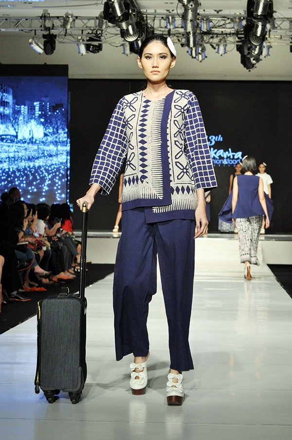 Batik Fashion - Model Baju Batik Indigo Ala Handy Hartono