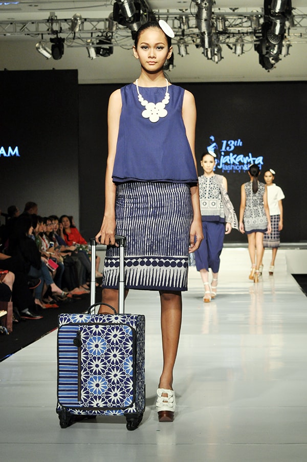 Batik Fashion - Model Baju Batik Indigo Ala Handy Hartono