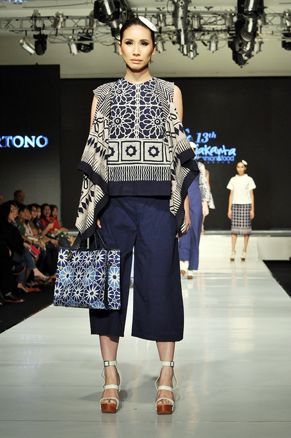 Batik Fashion - Model Baju Batik Indigo Ala Handy Hartono