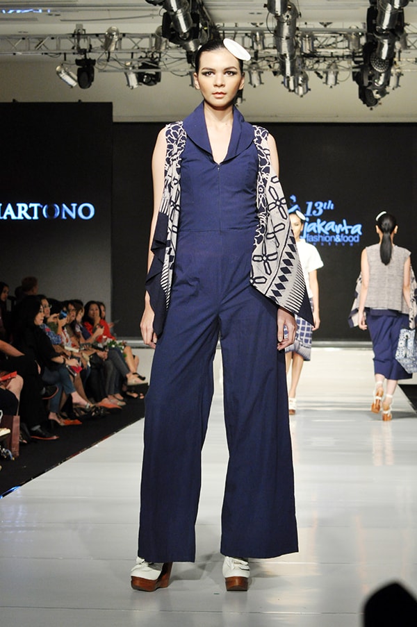 Batik Fashion - Model Baju Batik Indigo Ala Handy Hartono