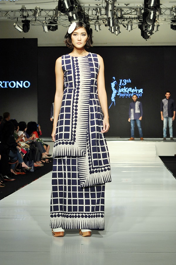 Batik Fashion - Model Baju Batik Indigo Ala Handy Hartono