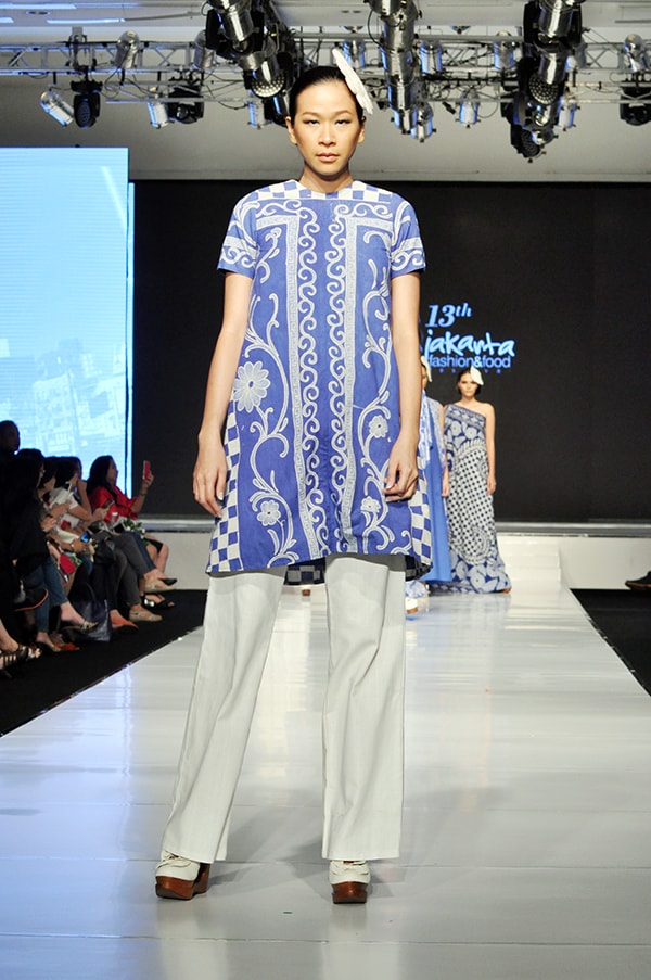 Batik Fashion - Model Baju Batik Indigo Ala Handy Hartono